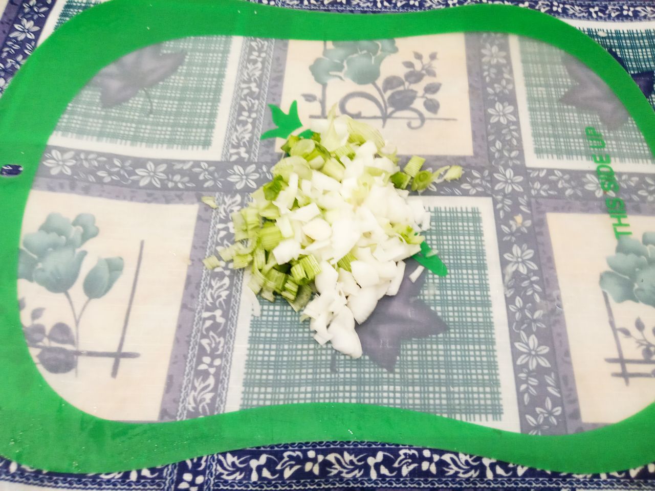 Острые чесночные стрелки жареные с луком и морковью: Лук очищаем, промываем и измельчаем.