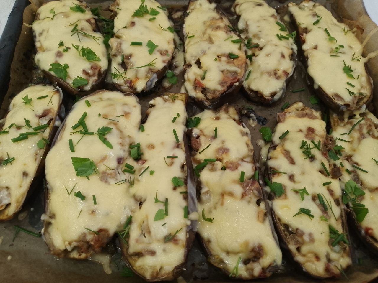 Запеченные в духовке, баклажаны с овощами, фаршем и сыром
