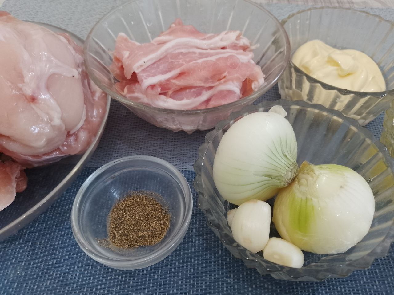 Рулетики из куриного фарша в беконе, в духовке