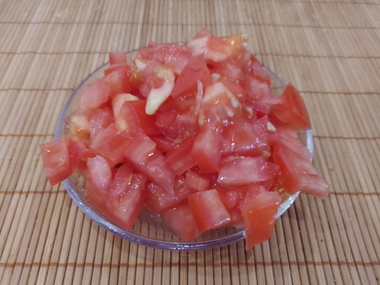 Запеченные в духовке, баклажаны с овощами, фаршем и сыром: Помидоры промываем, удаляем плодоножки и разрезаем на кубики.