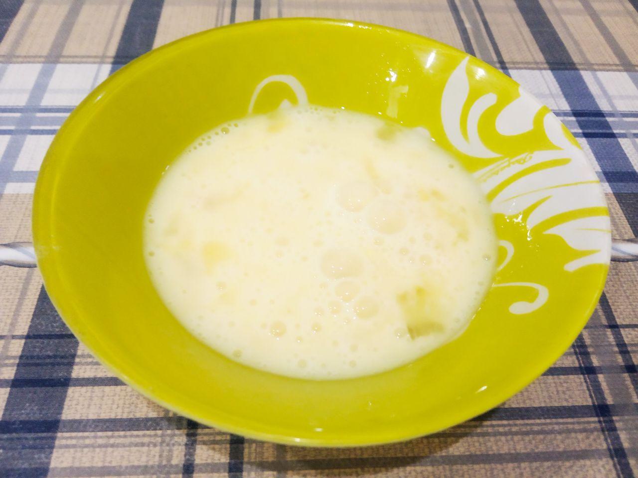 Пицца домашняя, просто, быстро и вкусно: Яйца взбиваем венчиком и выливаем в смесь, размешиваем.