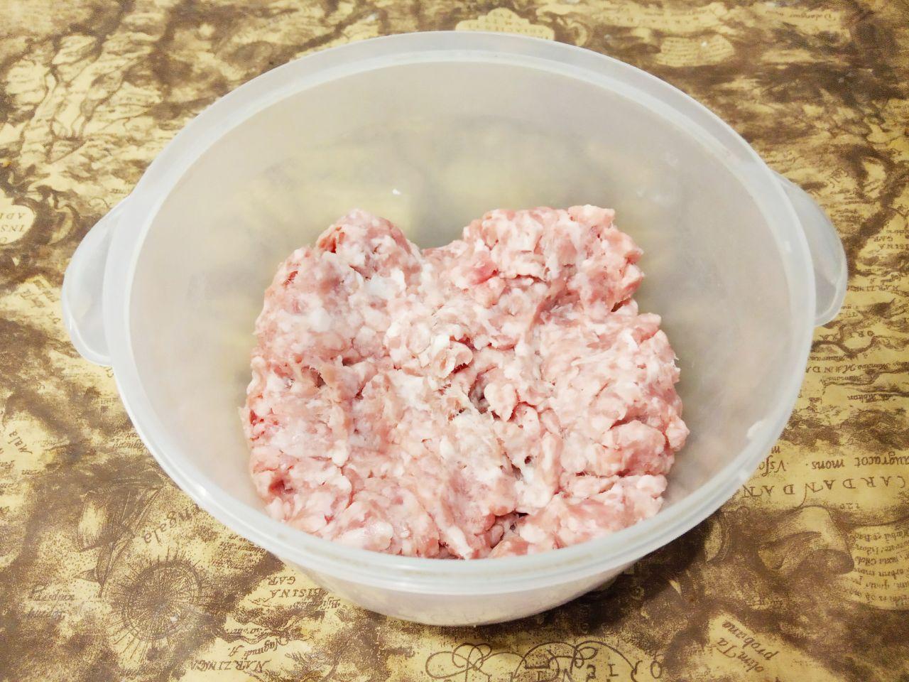 Сочные и аппетитные оладьи из свинины: Если мы будем использовать мясо для приготовления оладьев, тогда его промываем и просушиваем. Разрезаем мясо
