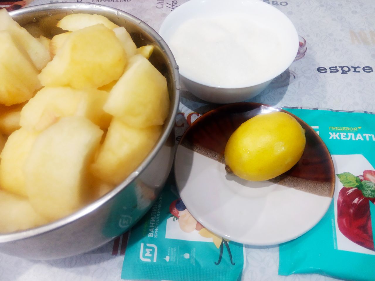 Вкусный десерт из яблочного желе и лимона