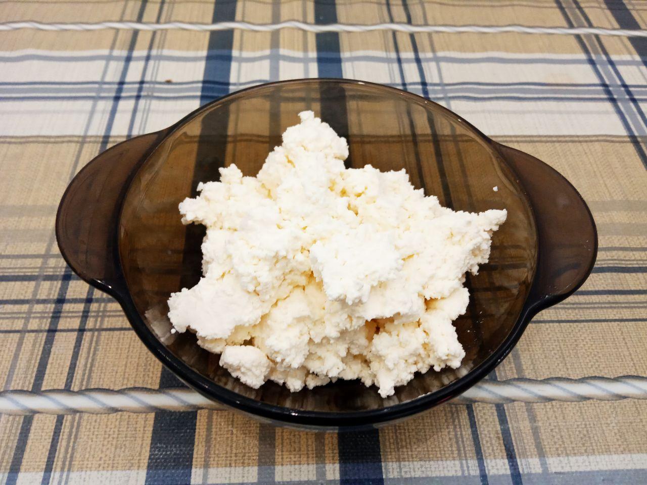 Запеченный картофель с творогом и зеленью: Творог растираем, солим, добавляем перец с зеленью и хорошо растираем.