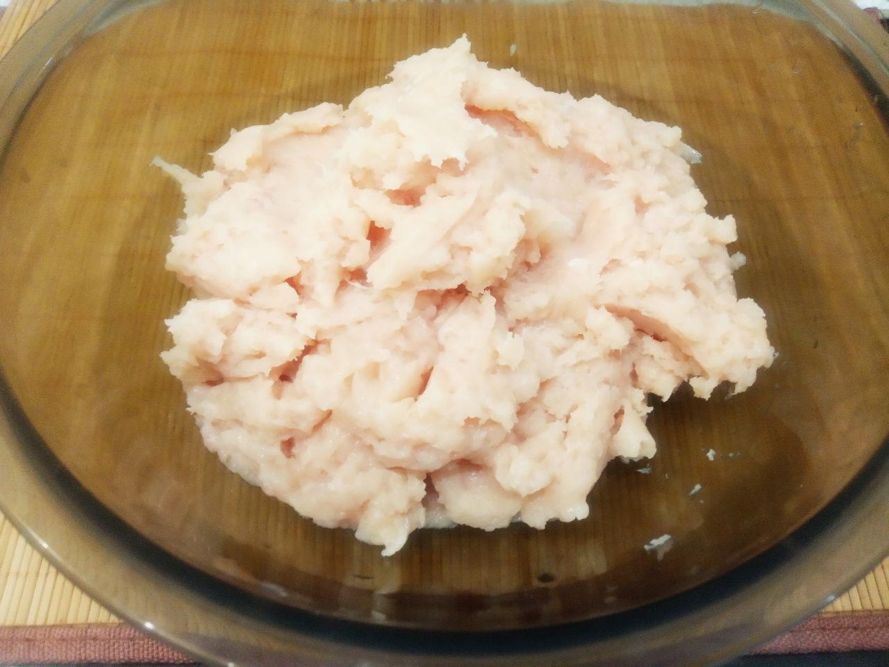 Отбивные в яичном кляре из фарша куриного филе, жареные на сковороде: Филе промываем и просушиваем. Разрезаем на кусочки и перекручиваем на блендере в фарш.
