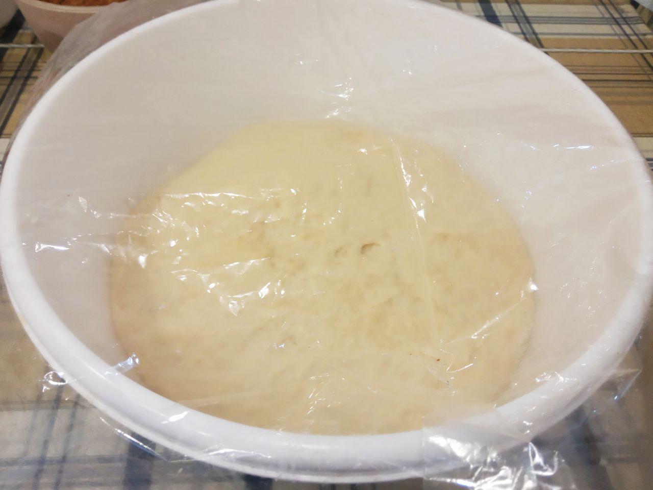 Домашние булочки с начинкой из шоколадной крошки: Когда тесто увеличится в объеме, перемешиваем и разделяем на 8 частей.