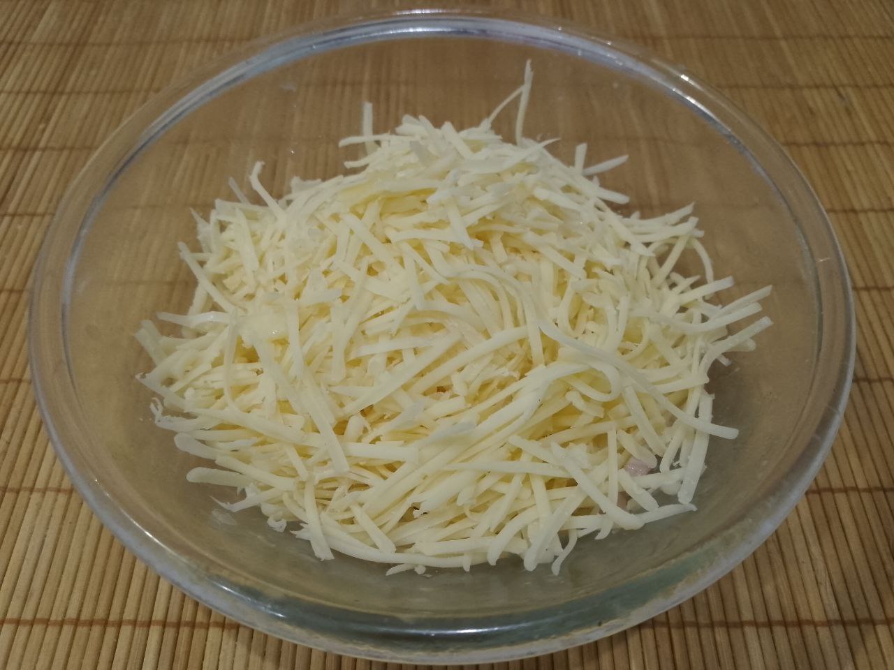 Лаваш с мясной начинкой, на сковороде, вкусный и аппетитный: Сыр натираем на средней терке.