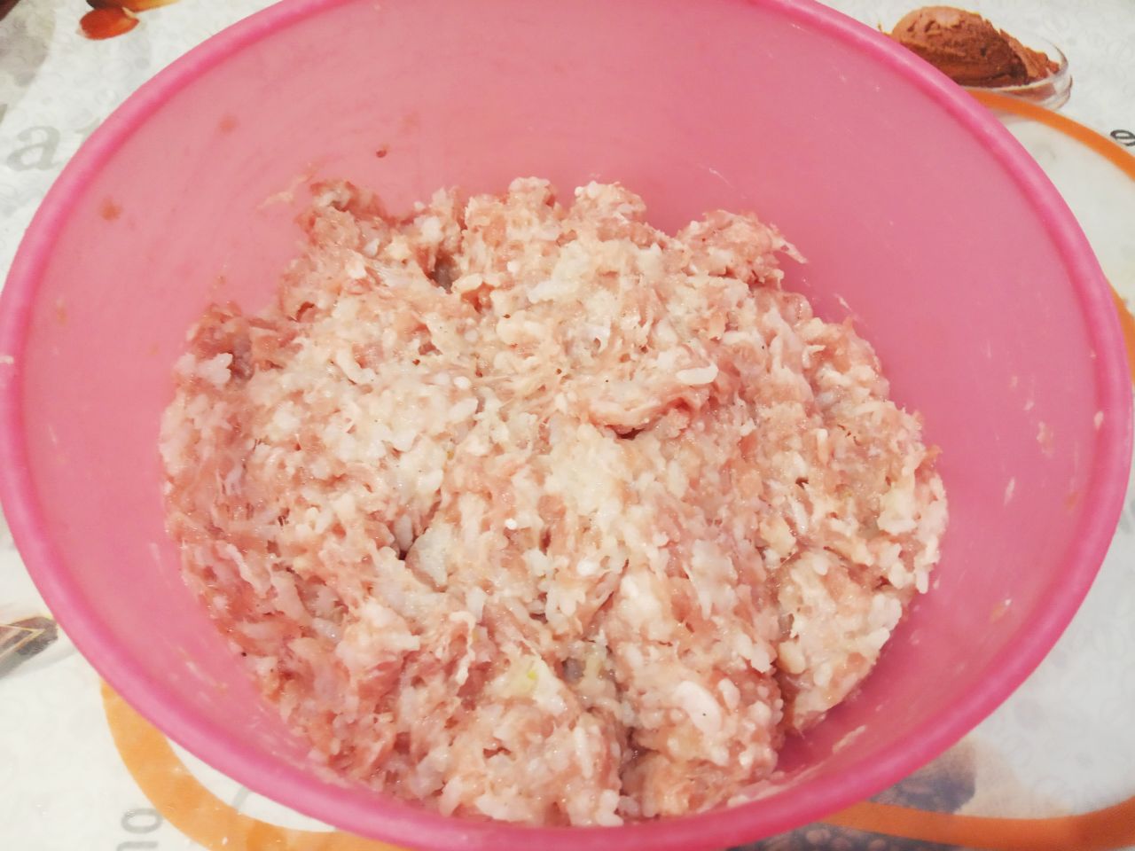 Голубцы из капусты и фарша, в кляре, жареные на сковороде, сытно и вкусно: Соединяем фарш, лук, рис, соль и перец по вкусу, тщательно перемешиваем.