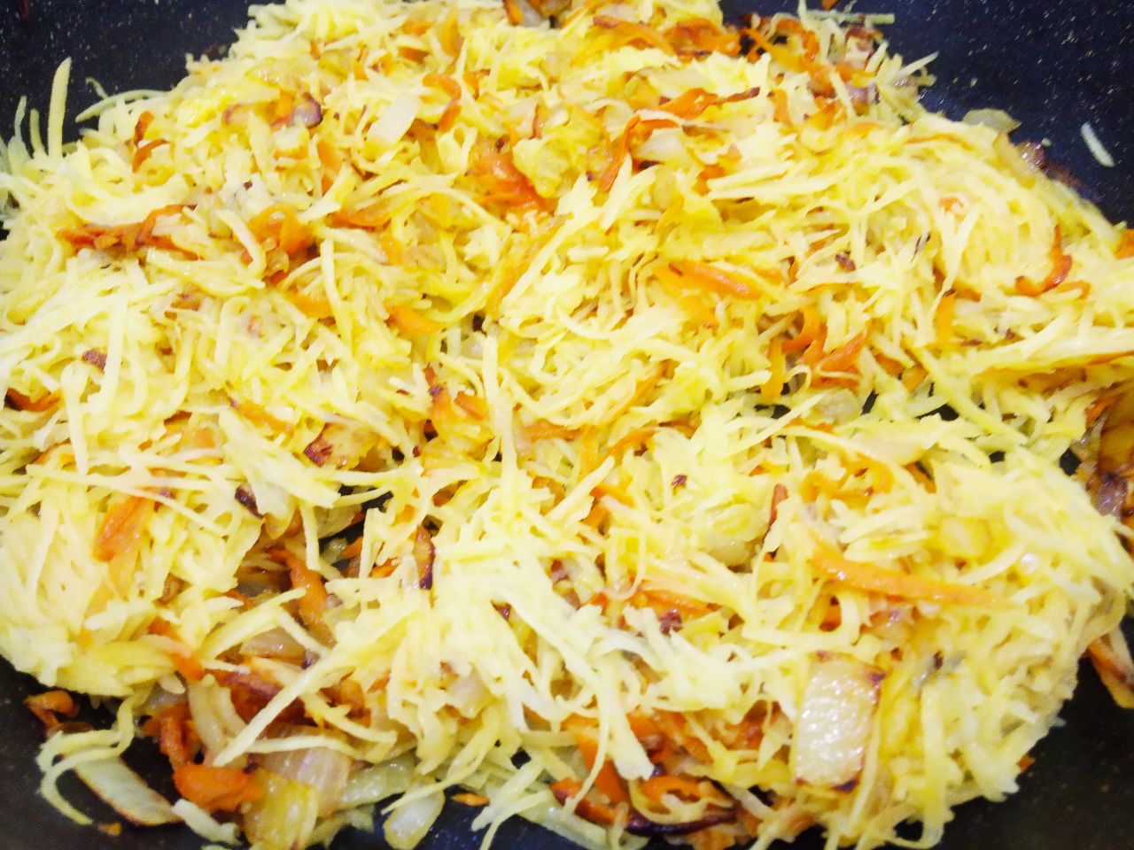 Овощные котлеты с овсяной крупой, вкусные и сытные: Добавляем тертый картофель и слегка обжариваем.