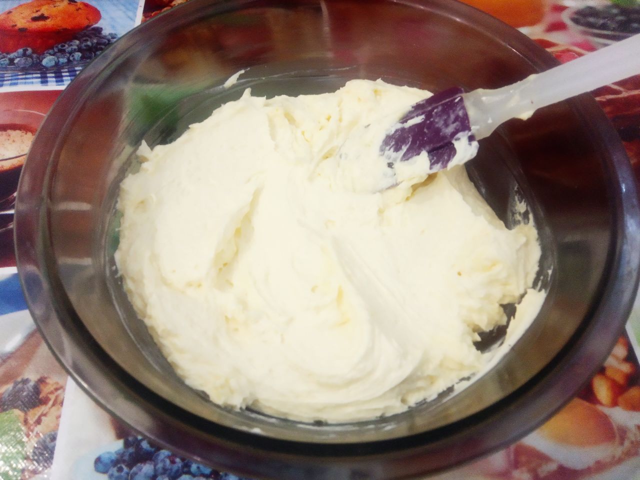 Вкусный торт ко дню рождения или к другому торжеству: В сливочное масло добавляем частями крем и взбиваем.