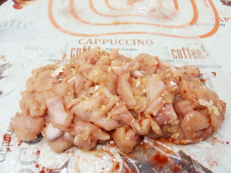 Запеченный рулет из куриного мяса со специями: Рукав для запекания разрезаем, посыпаем паприкой, для вкусной корочки и выкладываем мясо.