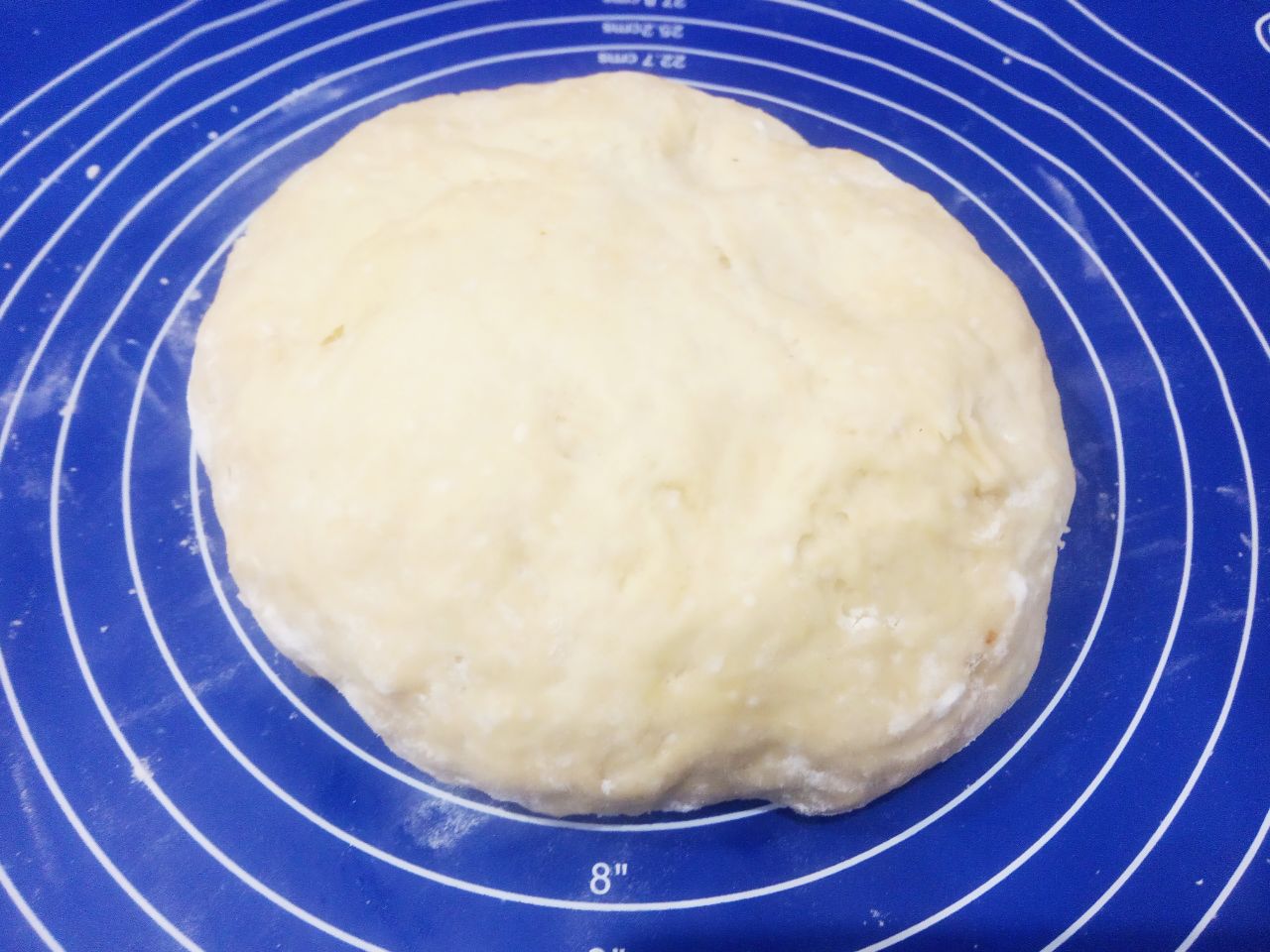 Солёное печенье с кунжутом и зеленым луком: Накрываем тесто и ставим в теплое место на полчаса.