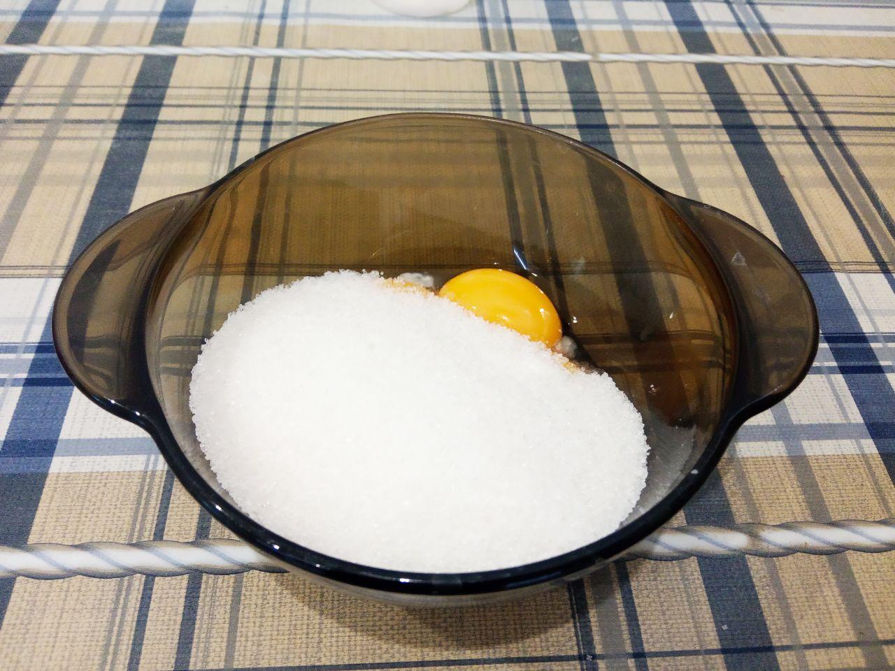 Печенье рулетики к чаю, вкусно и просто: Яйца разделяем на желтки и белки. К желткам добавляем сахар, ванильный сахар и растираем.