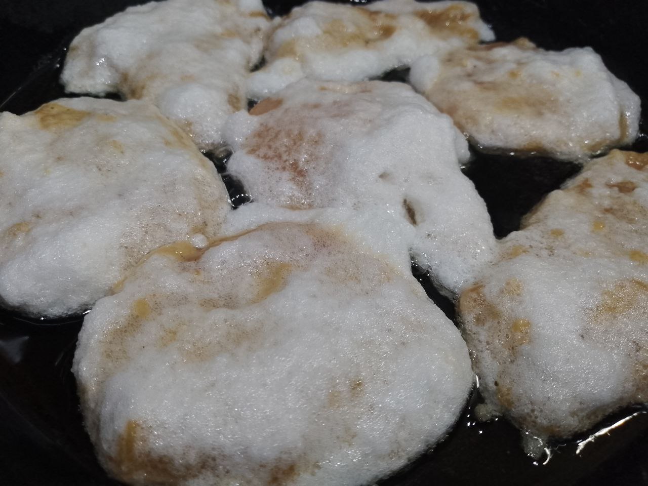 Куриное филе в кляре и взбитом белке, на сковороде, нежное и вкусное: Разогреваем сковороду с растительным маслом, полоски филе окунаем во взбитые белки и кладем на разогретую