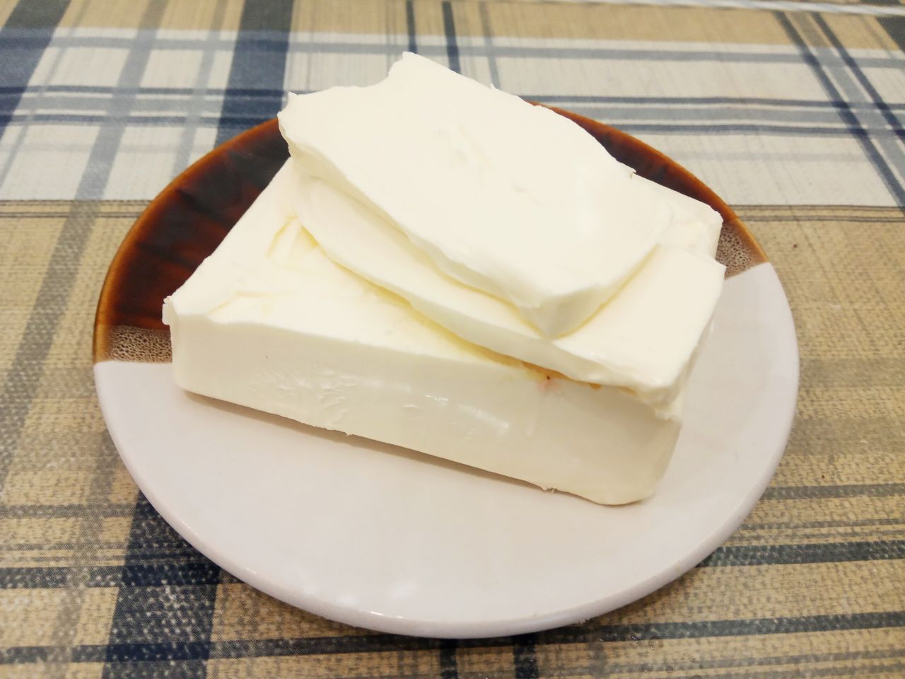 Печенье без яиц, в сахарном сиропе, мягкое и нежное: Сливочное масло разрезаем на кусочки, кладем в сотейник и ставим на медленный огонь. Когда масло начнет