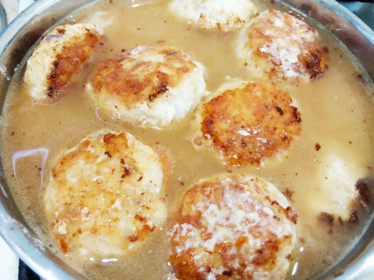 Мясные тефтели с добавлением риса, нежные и сочные: Добавляем бульон или горячую воду так, чтобы тефтели были покрыты водой.