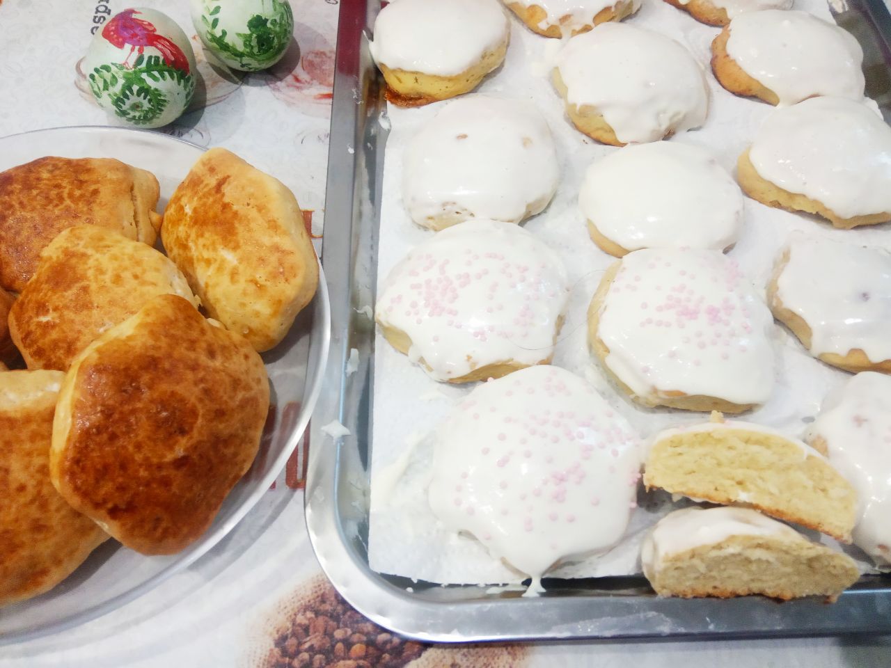 Домашние пряники в глазури, мягкие и вкусные: Если будем смазывать пряники глазурью, приготовим глазурь. Сгущенное молоко смешиваем с сухим молоком,