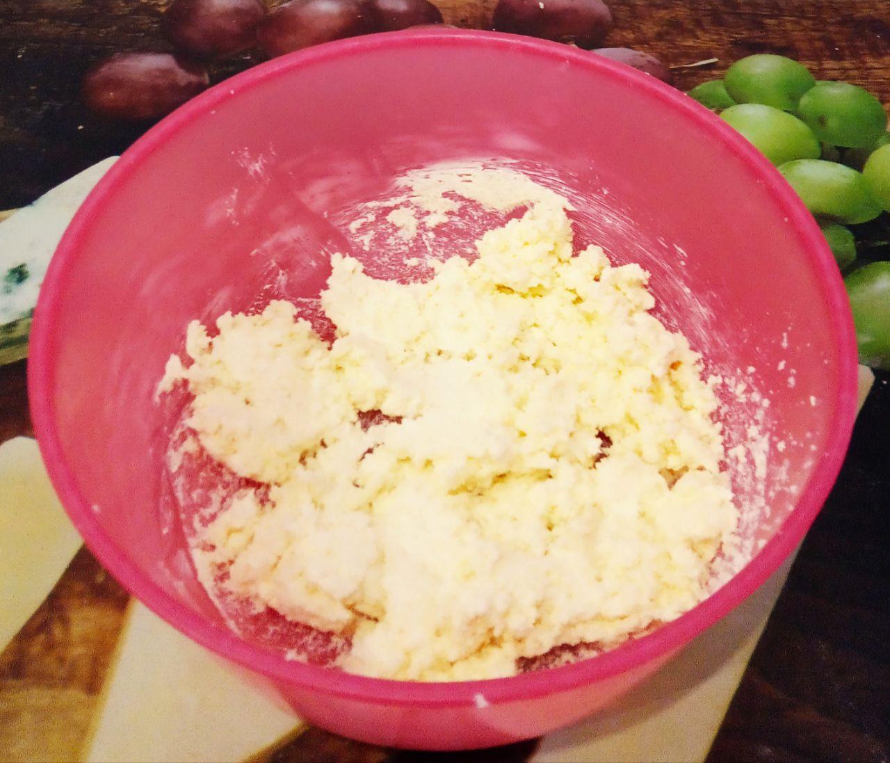 Мандариновые песочные и рассыпчатые палочки: Добавляем сахар и взбиваем.