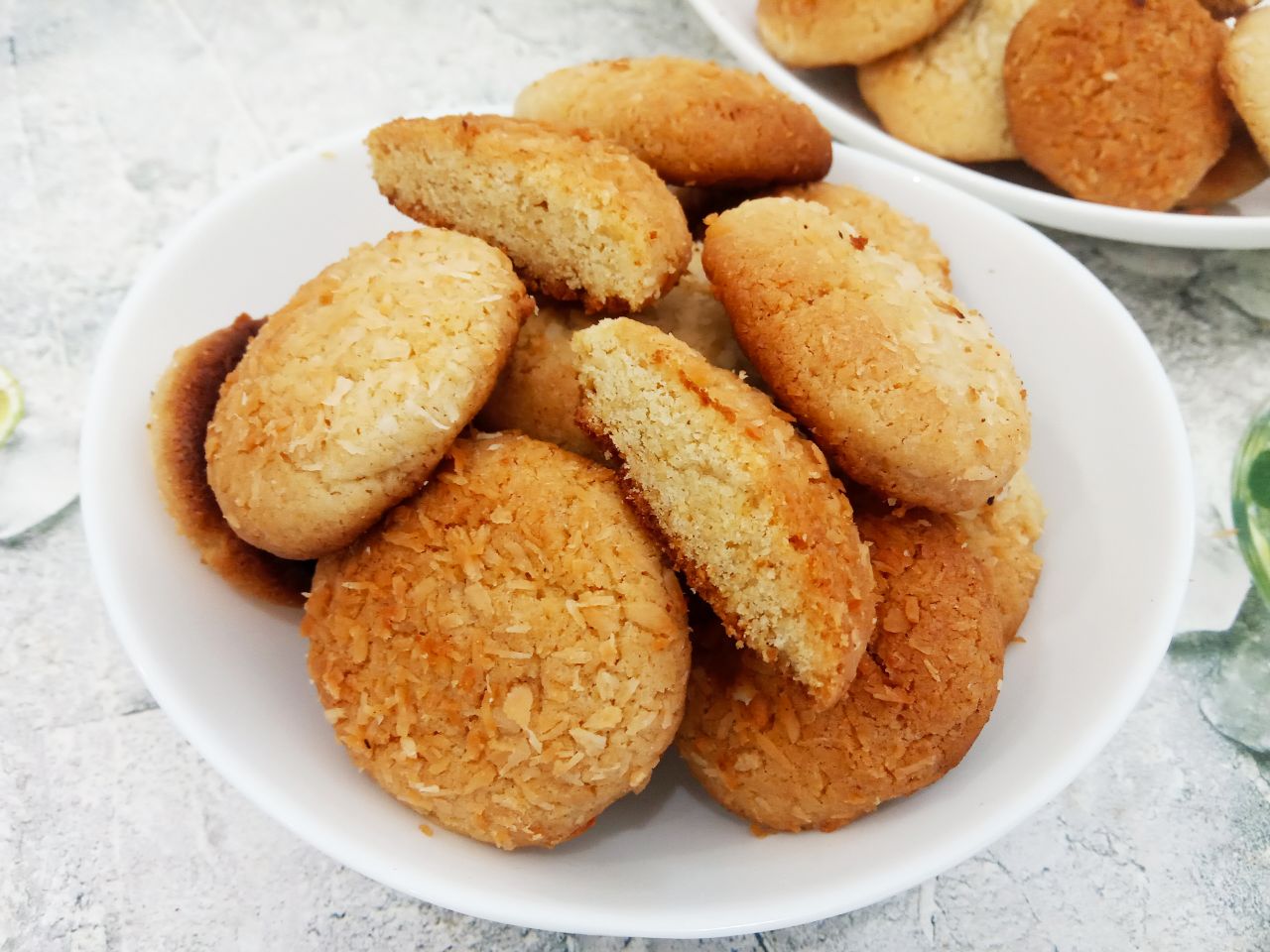Печенье песочное со сливочным вкусом и в кокосовой стружке: Достаем противень из духовки, выкладываем испеченное печенье на блюдо и подаем к чаю.