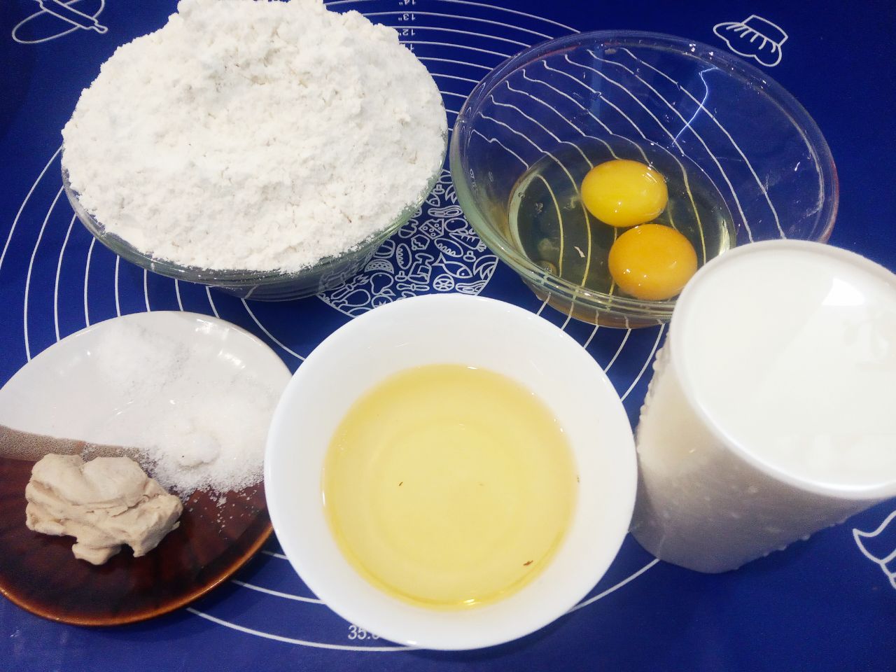 Домашняя пицца с колбасой, помидорами и сладким перцем