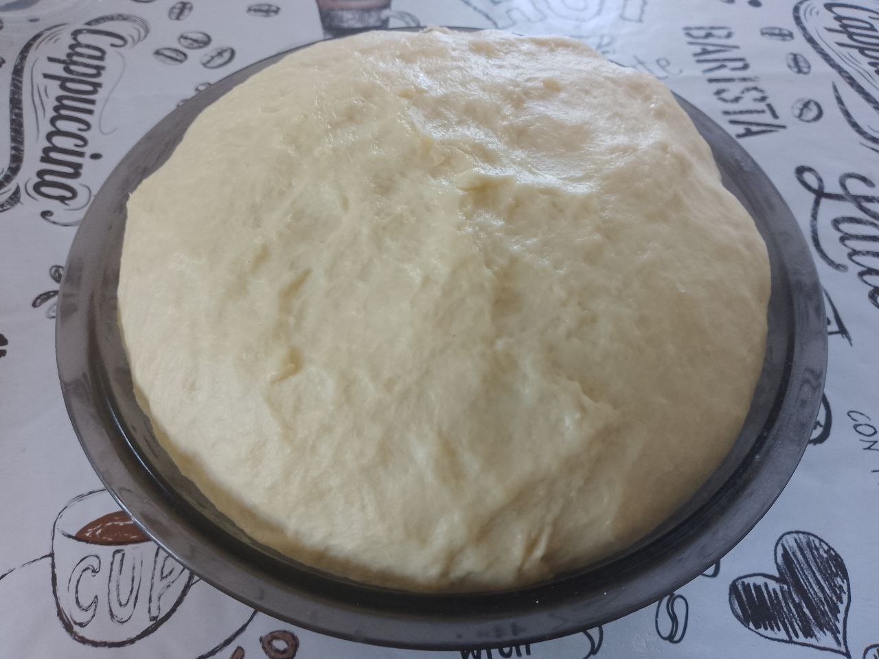 Рогалики из сдобного дрожжевого теста, с начинкой из вареного сгущенного молока: Когда тесто увеличится в объеме, разделяем на небольшие шарики. Накрываем пленкой на 10-15 минут.