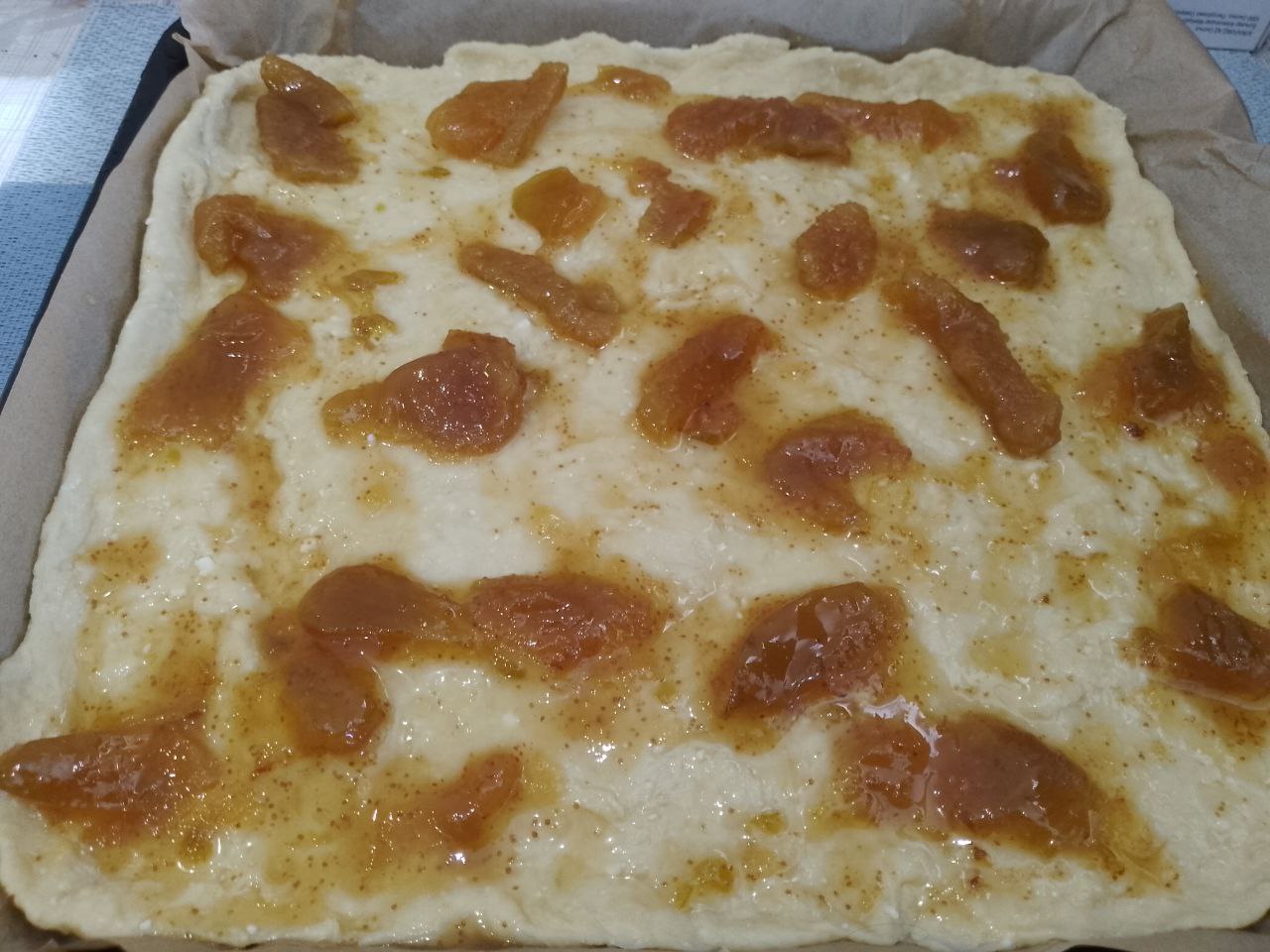 Творожный пирог с яблочной начинкой и штрейзельной крошкой: Тесто смазываем любым джемом, у меня инжирное варенье.