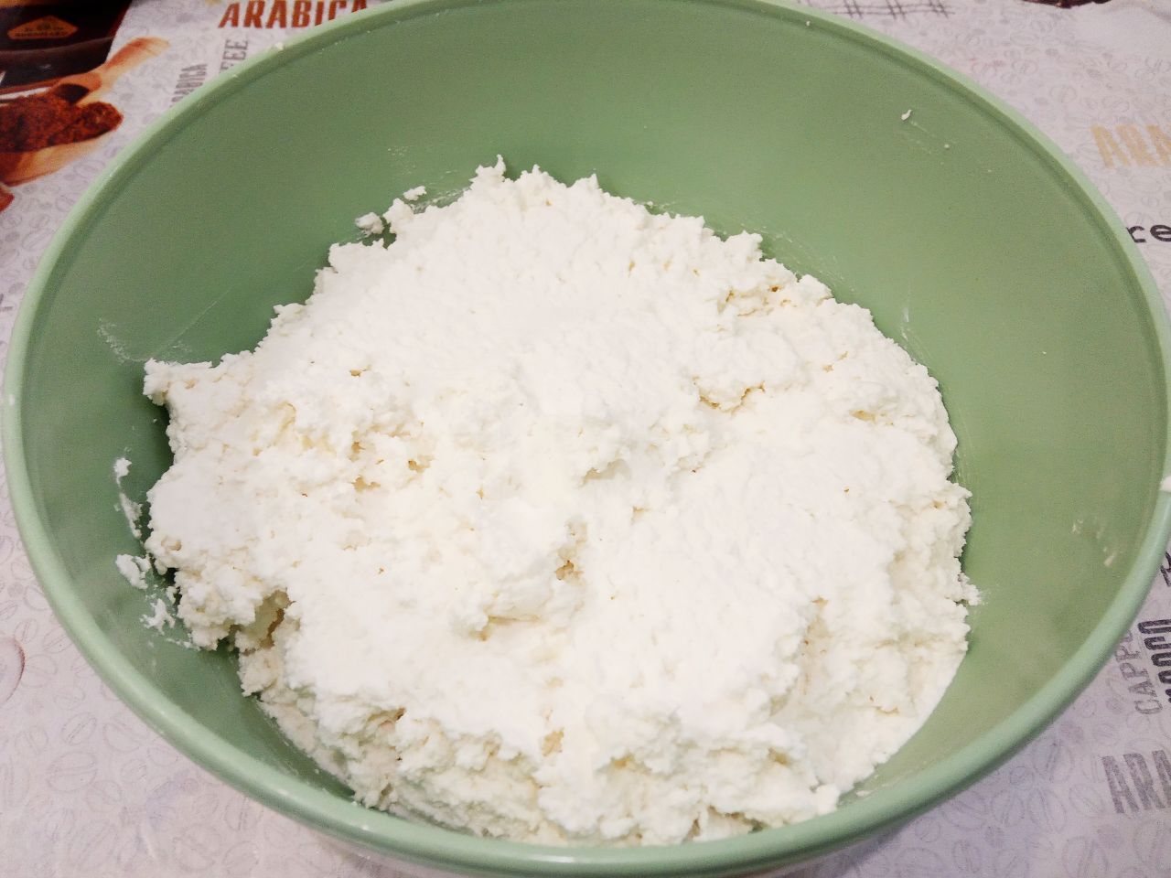 Творожная заварная пасха, нежная и вкусная: Творог протираем через сито или дуршлаг два раза и если нужна более гладкая текстура пробиваем ещё погружным