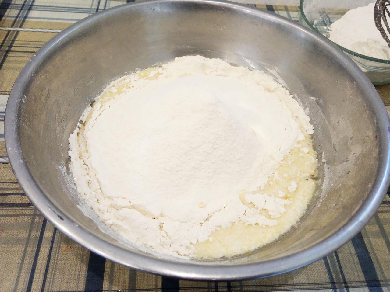 Круассаны с начинкой из заварного крема и джема: Муку просеиваем через мелкое сито, половину добавляем в смесь и размешиваем венчиком.