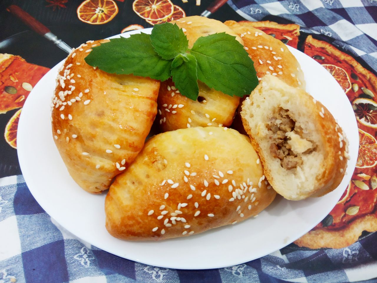 Пирожки с мясной начинкой и кунжутом, просто и вкусно