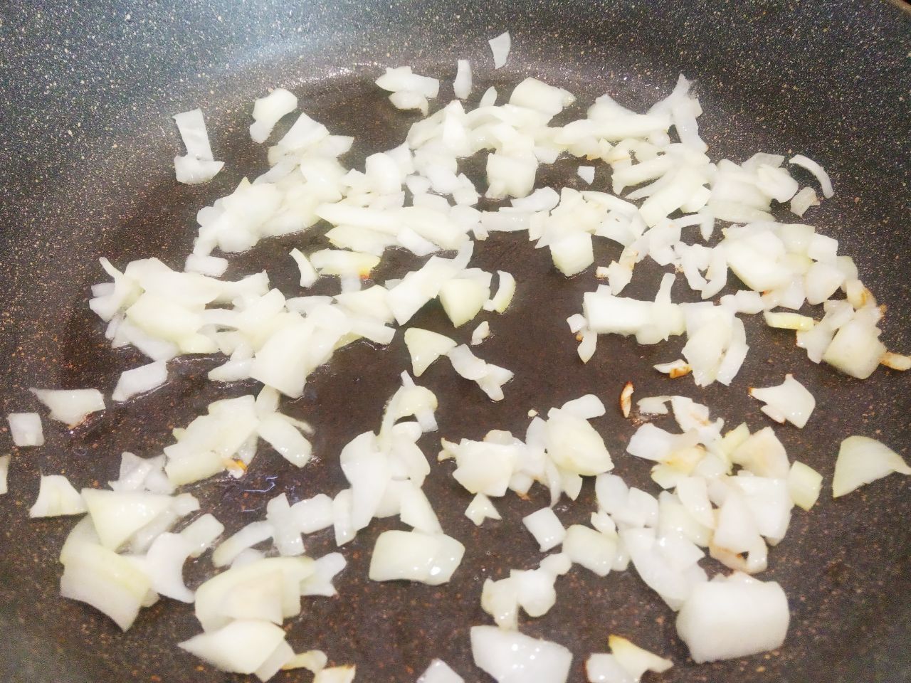 Киноа с мясом и овощами, полезно и сытно: Разогреваем сковороду со сливочным или растительным маслом и обжариваем лук до золотистого цвета.