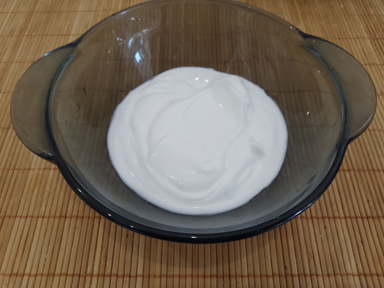 Котлеты из куриного мяса, сочные и аппетитные: В чашу кладем фарш, лук и чеснок. Добавляем сметану, панировочные сухари, соль и перец по вкусу. Котлетную