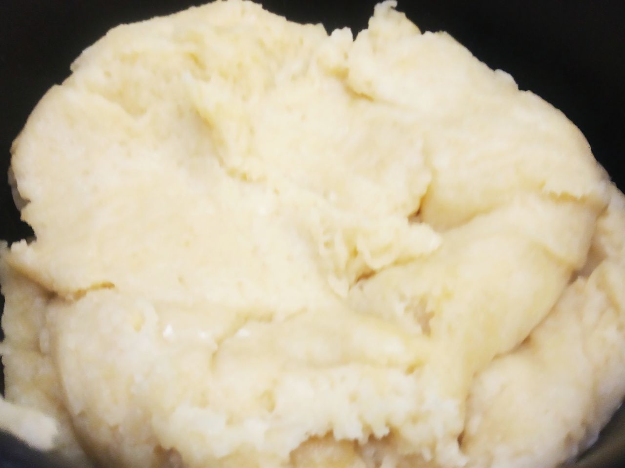 Заварные пирожные с масляным кремом, вкусные и аппетитные: Муку просеиваем через мелкое сито и в горячую жидкость, всыпаем муку, непрерывно помешивая, чтобы получить