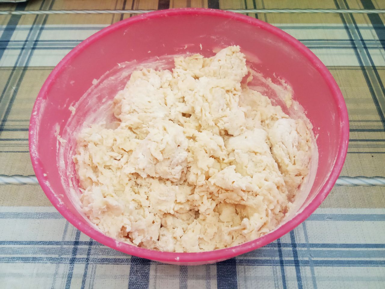 Воздушные треугольники, просто и вкусно: Муку перемешиваем с разрыхлителем для теста, просеиваем через сито в емкость, в которой будем замешивать