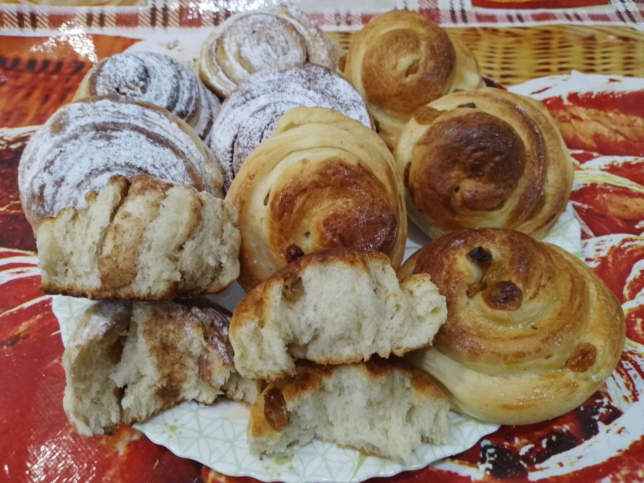 Булочки из слоеного дрожжевого теста с корицей и изюмом