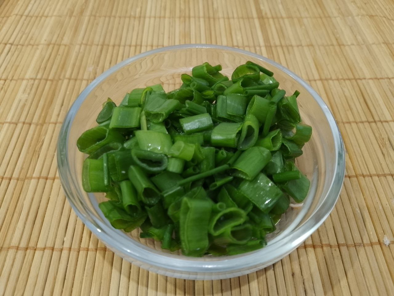 Пицца на сковороде, просто, быстро и вкусно: Зелень лука промываем, просушиваем и мелко нарезаем.