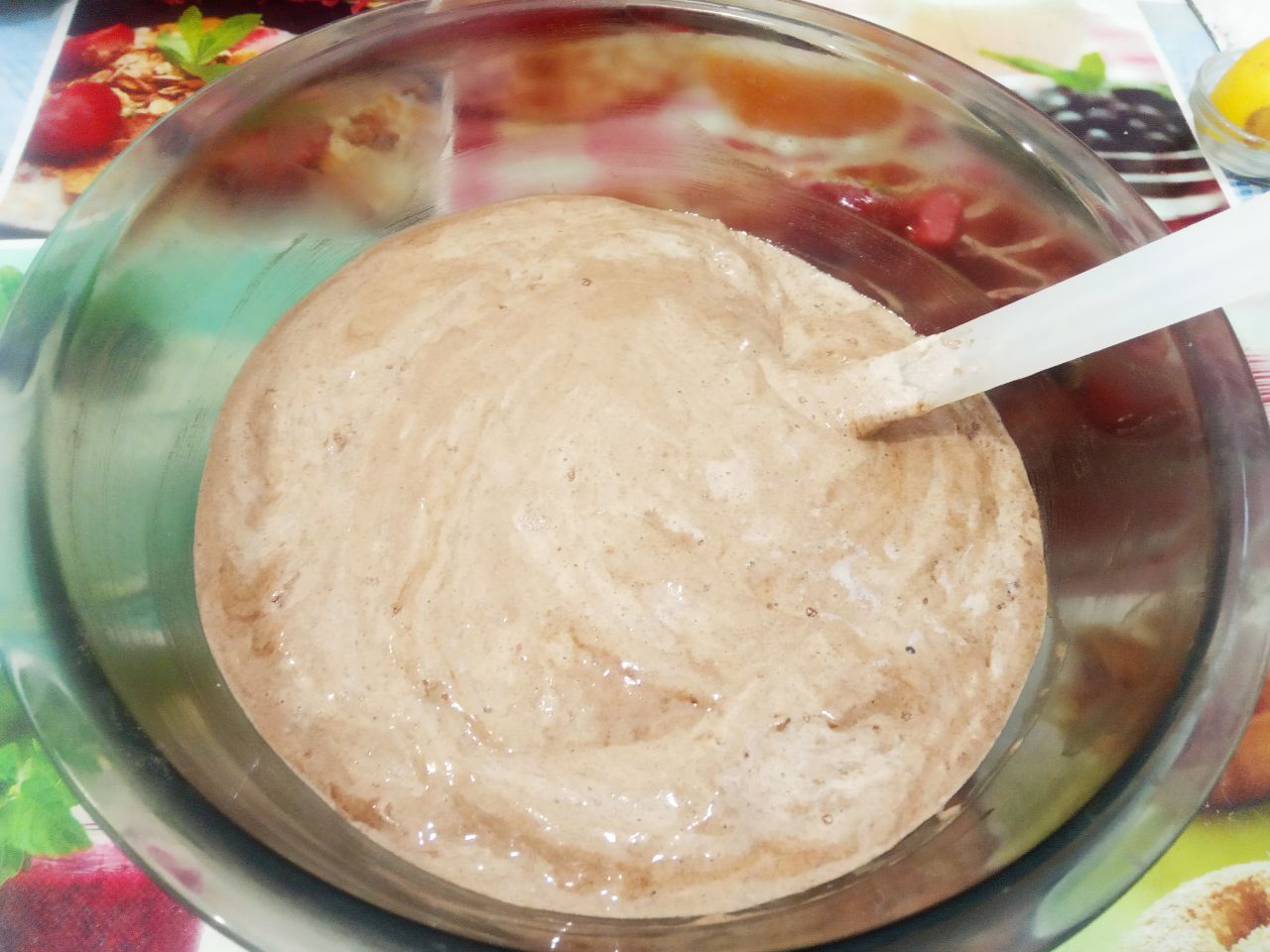 Шоколадные пирожные с кремом из манной крупы и сливочного масла: Всыпаем мучную смесь в яичную массу и перемешиваем снизу вверх.
