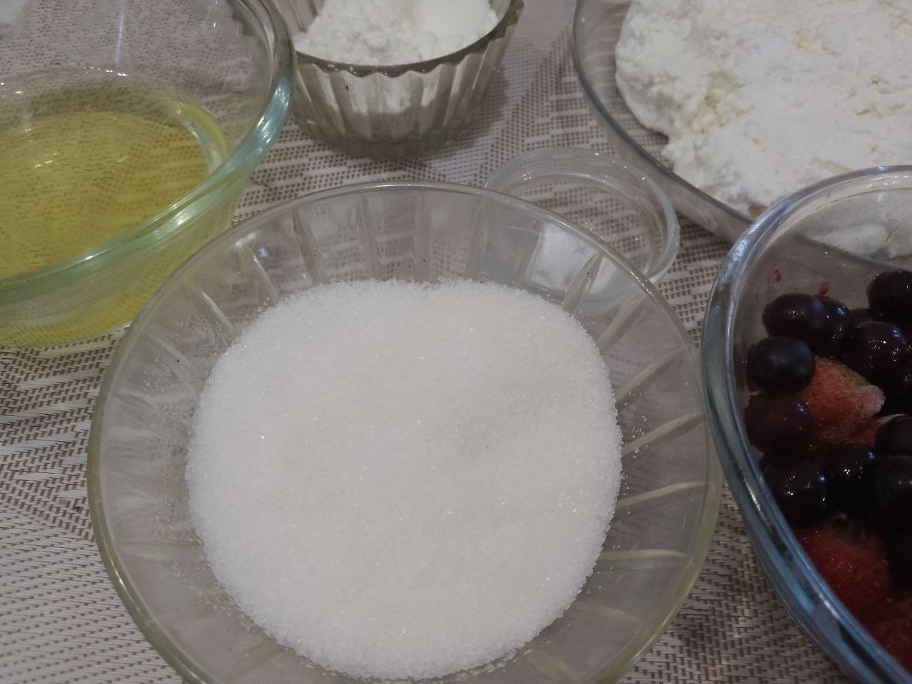 Пирог из песочной крошки, с творожной начинкой и замороженными ягодами: Приготовим творожную начинку.