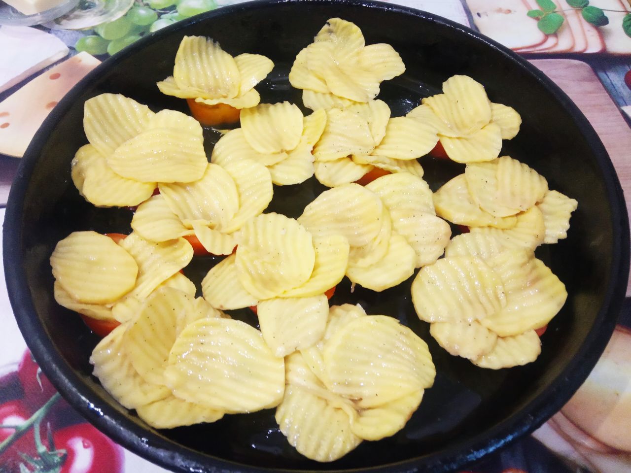 Картофель запеченный с фаршем, перцем и сыром, в духовке: На кружочки перца выкладываем кружочки картофеля по кругу.