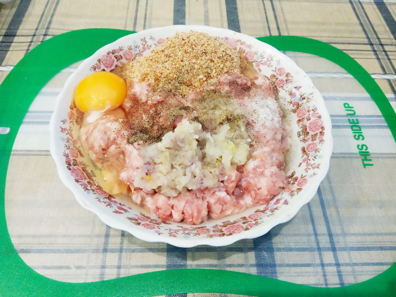 Аппетитные сырные блинчики с мясной начинкой: Фарш соединяем с панировочными сухарями, луком и яйцом, солим и перчим по вкусу.