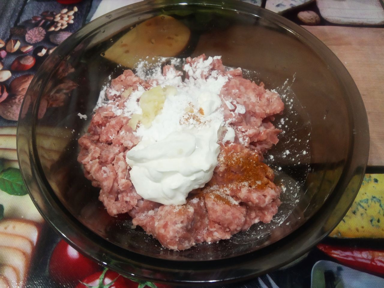 Мясные колбаски, жареные на сковороде, вкусные и аппетитные: Перекладываем массу в полиэтиленовый пакет и отбиваем в пакете.