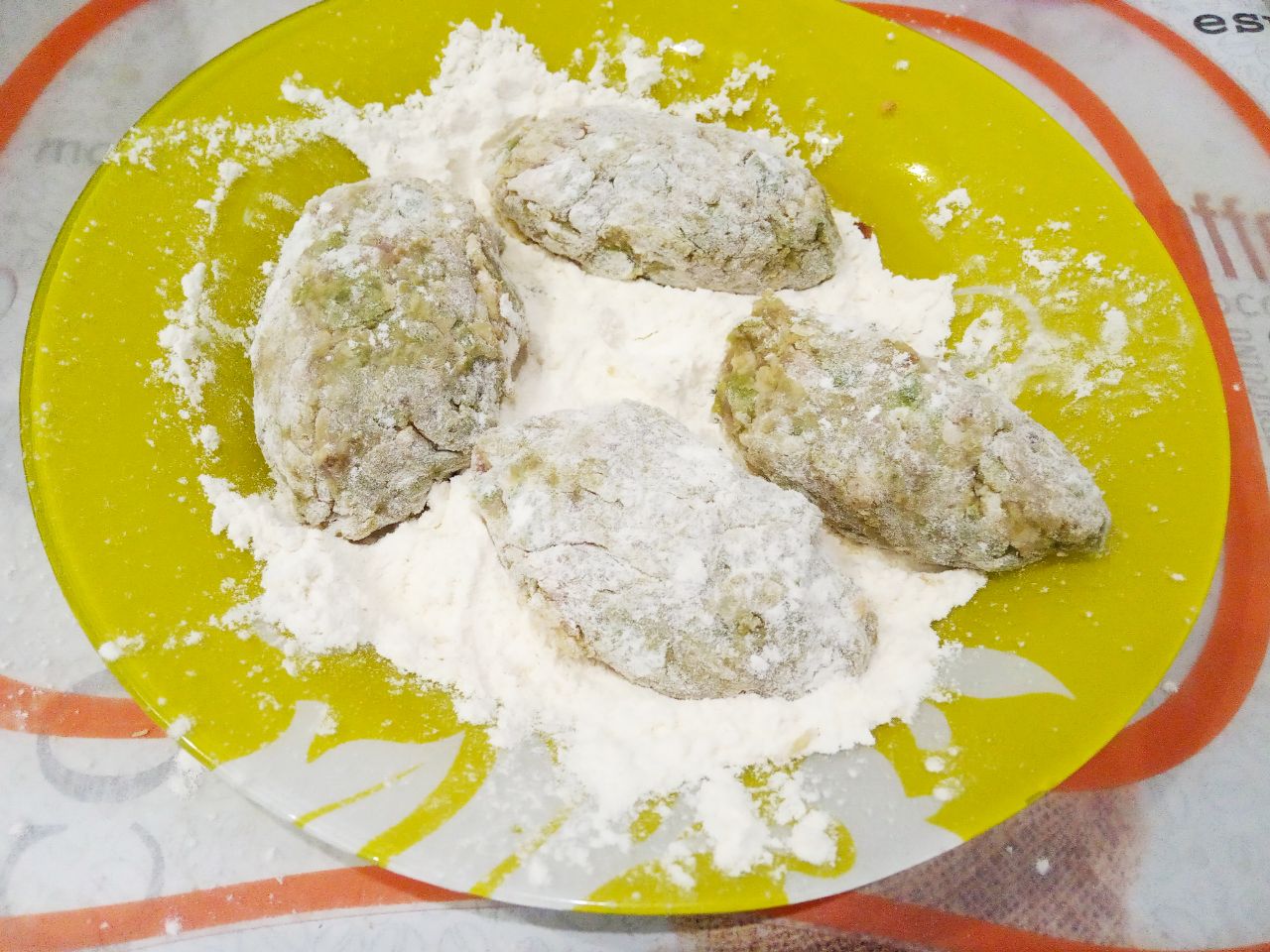 Котлеты гороховые с мясом, сочные и нежные: В тарелку насыпаем муку и обваливаем в ней котлеты.