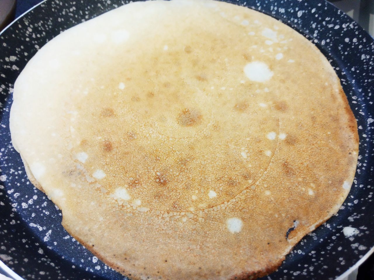 Блины с джемом или сливочным маслом, вкусно и просто: Испеченный блин снимаем со сковороды, смазываем сливочным маслом и посыпаем по вкусу сахаром.