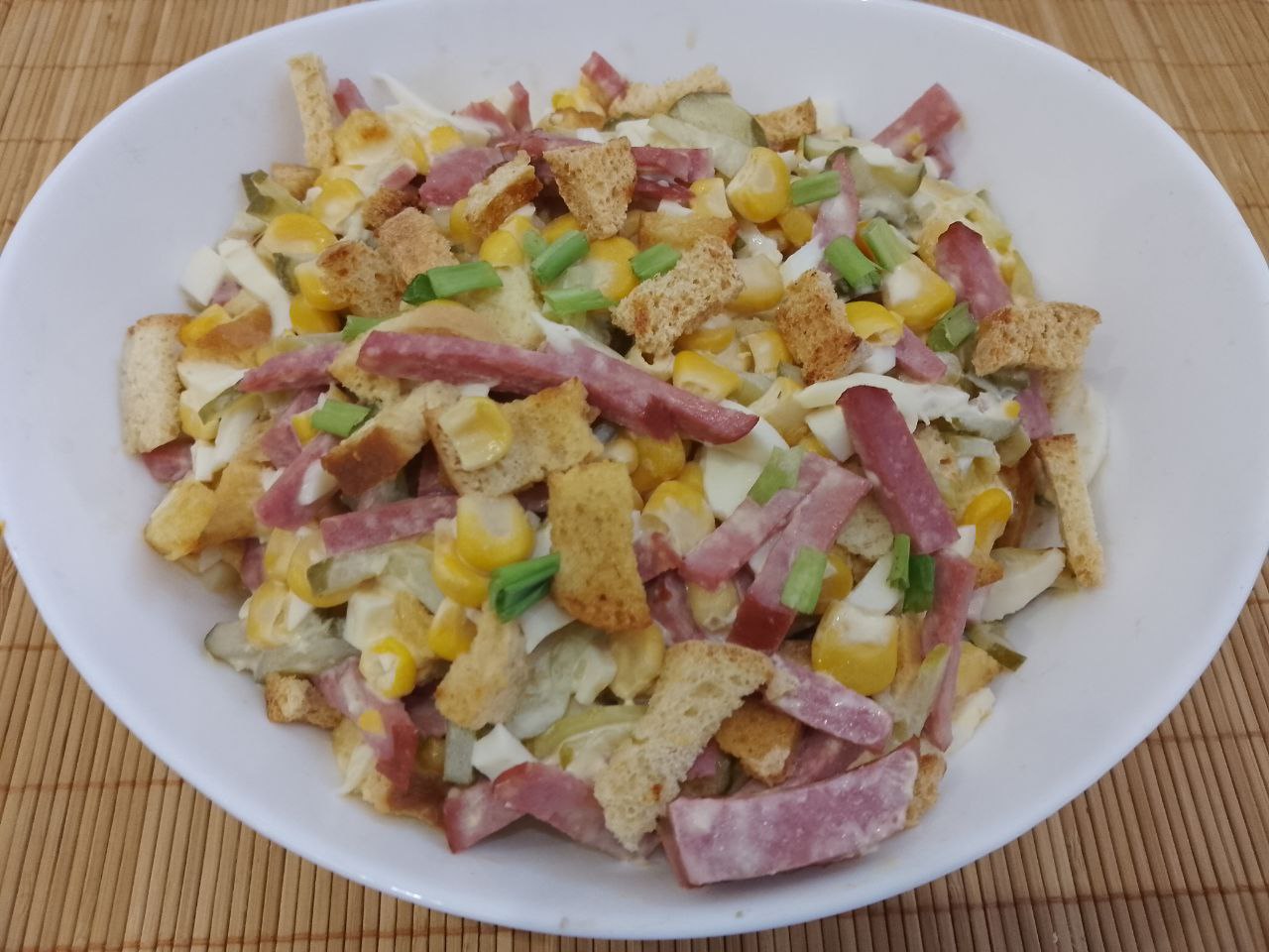 Простой рецепт салата, вкусный и аппетитный: Салат солим по вкусу, добавляем майонез по вкусу и перемешиваем.