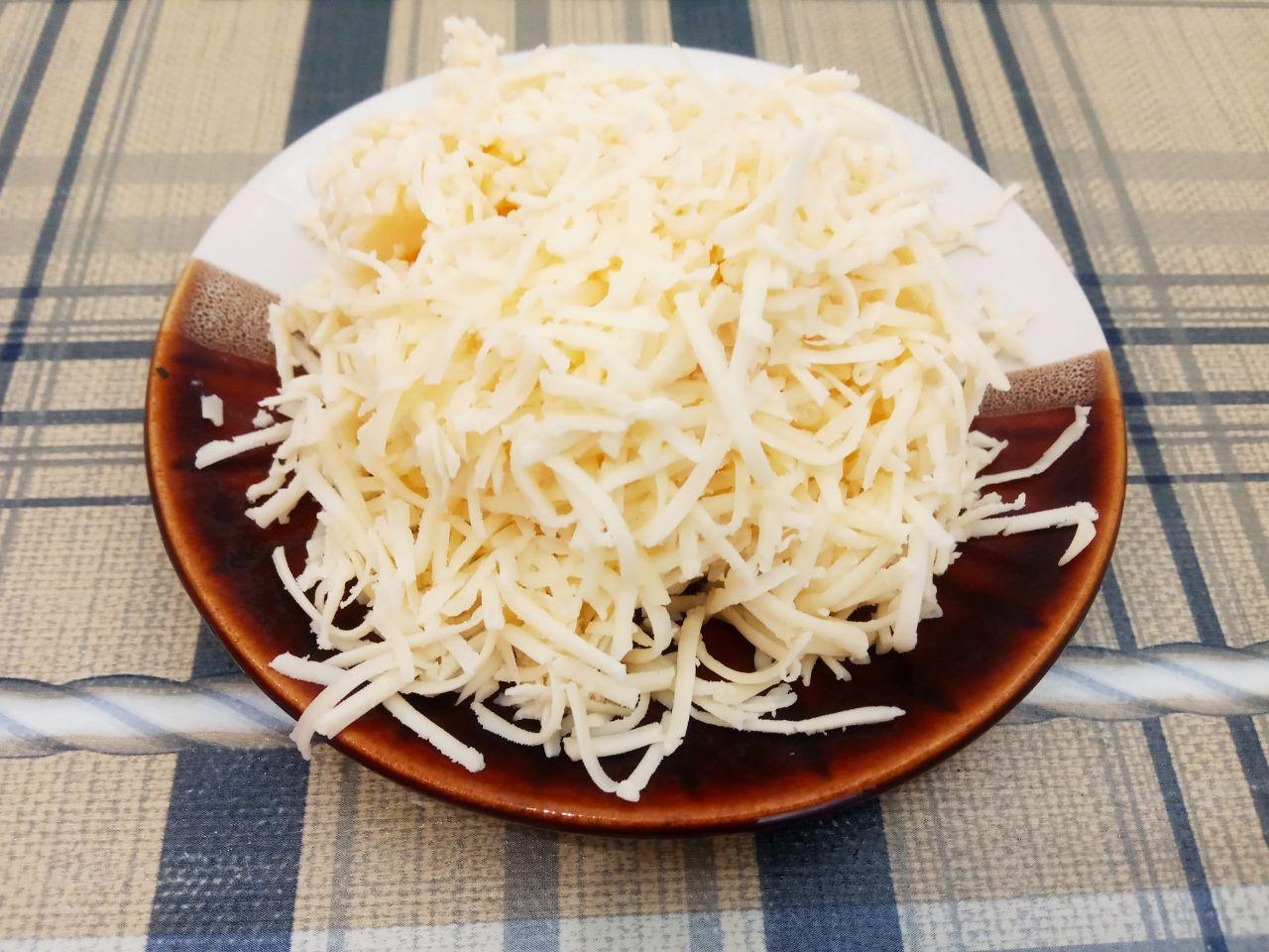 Оладьи из кабачков, сыра и моркови, просто и вкусно: Твердый сыр натираем на такой же терке.