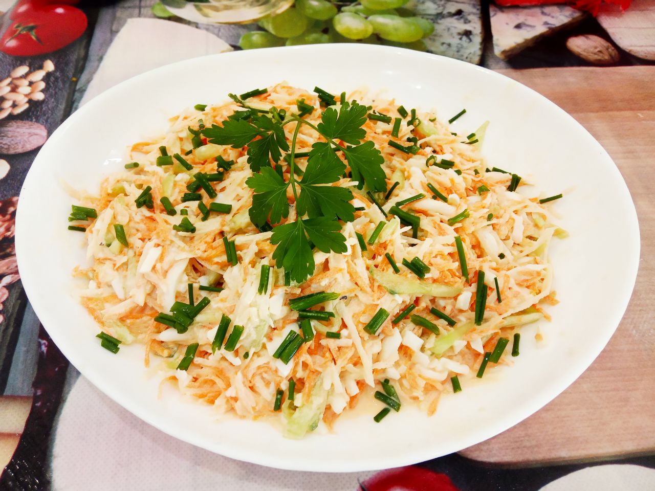 Салат витаминный с редькой, морковью и другими овощами