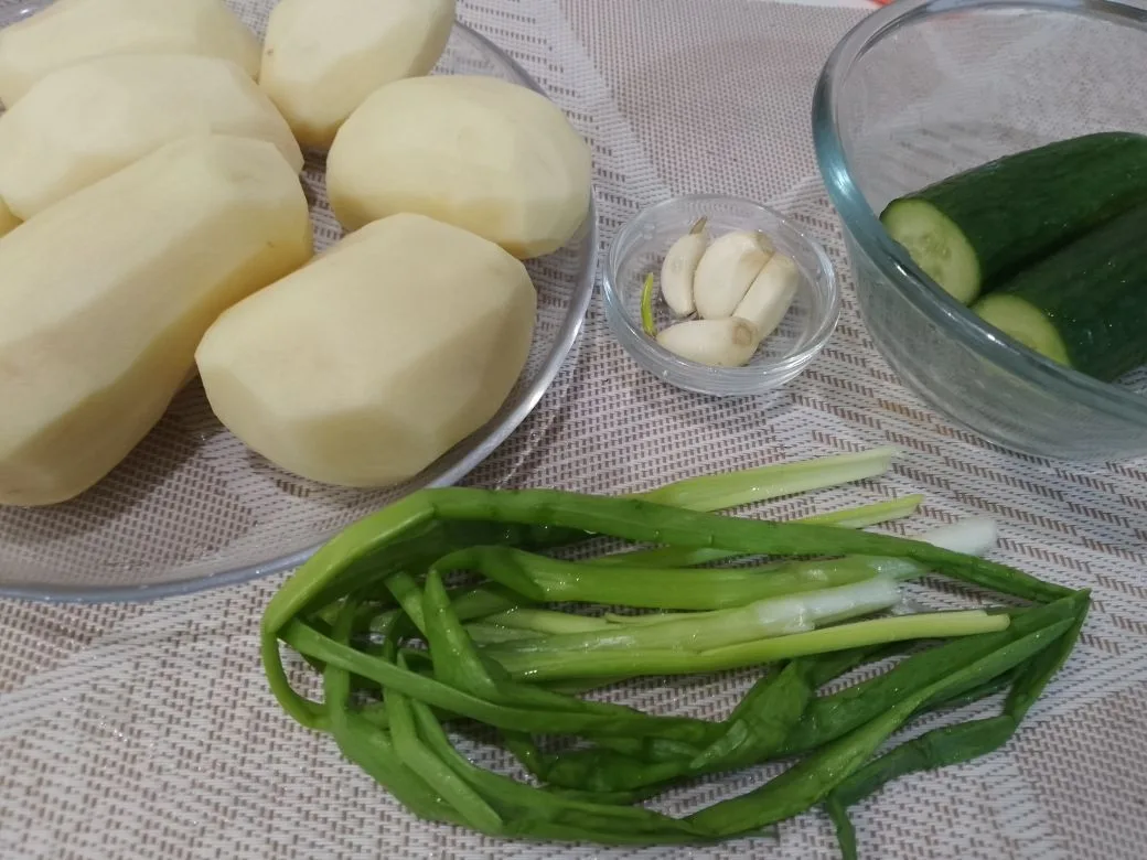 Картофель с зеленым луком, чесноком и свежим огурцом