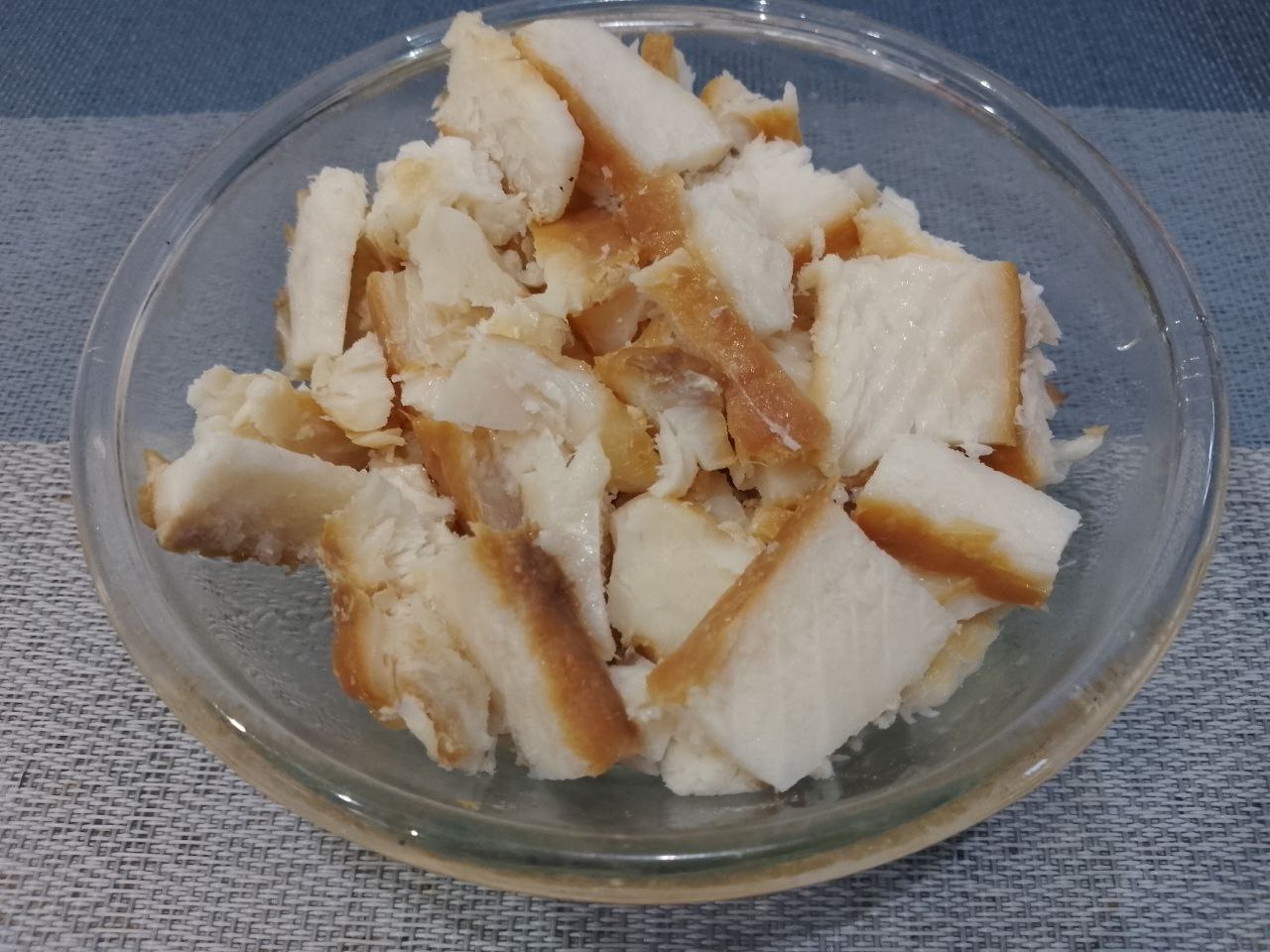 Салат из копченой щуки, картофеля и других ингредиентов: Копченая рыба у меня щука горячего копчения, рыбу измельчаем.