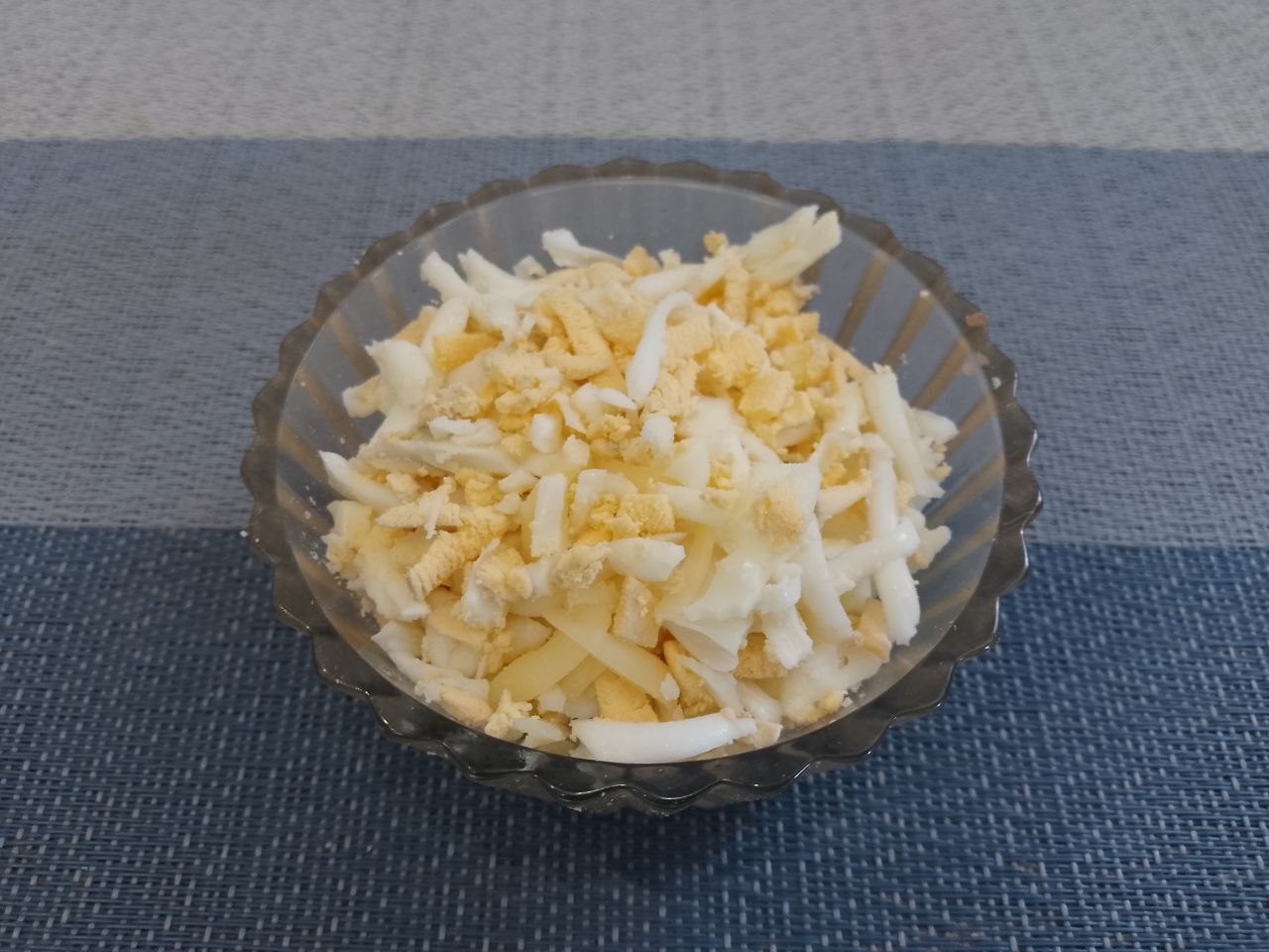 Мясные котлеты с начинкой, запеченные в духовке: Вареные яйца натираем на крупной терке.