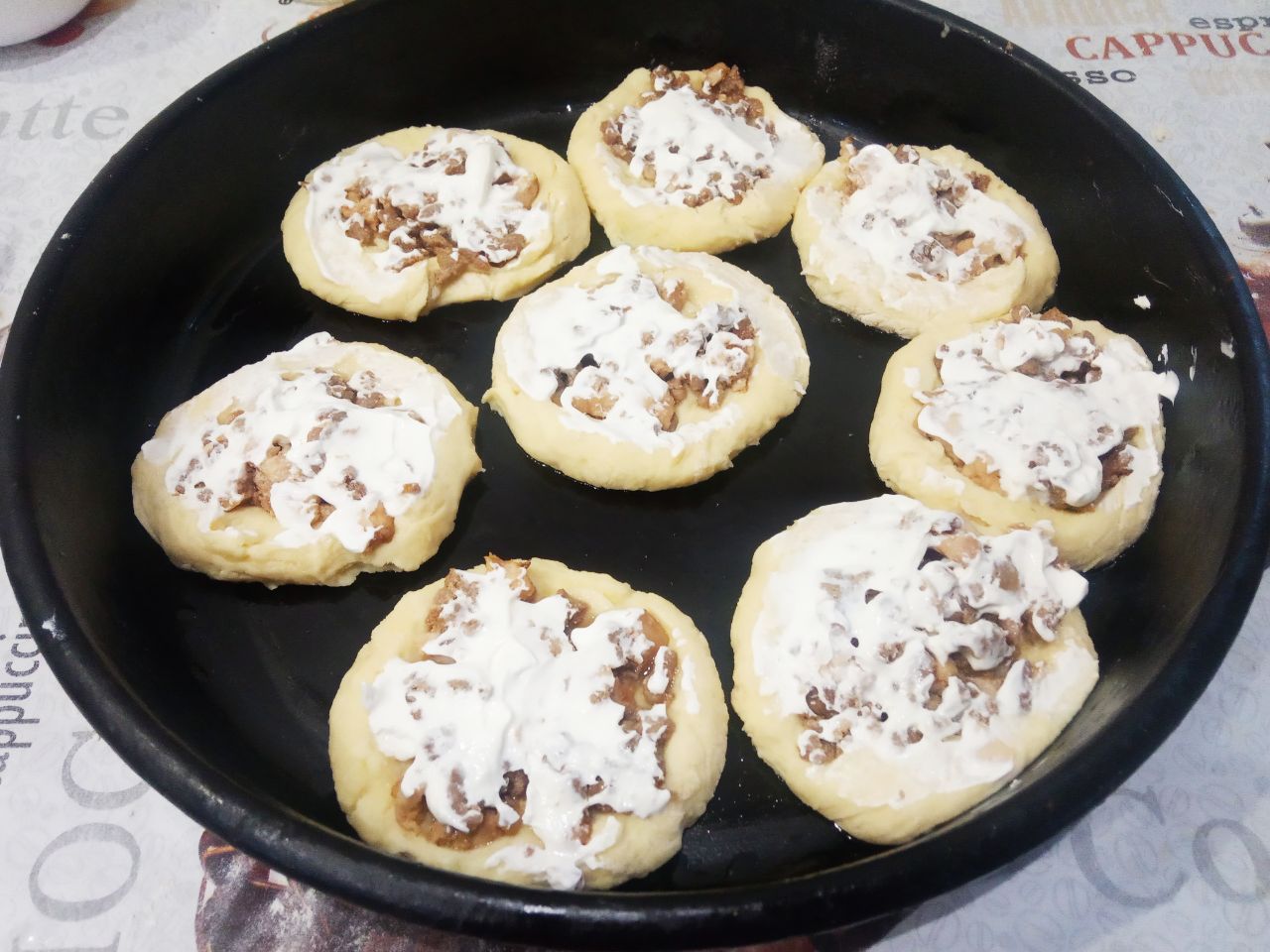 Картофельные гнёзда с мясной начинкой, сладким перцем и сыром: Сверху гнёзда смазываем сметаной, можно и майонезом, но я смазываю сметаной.