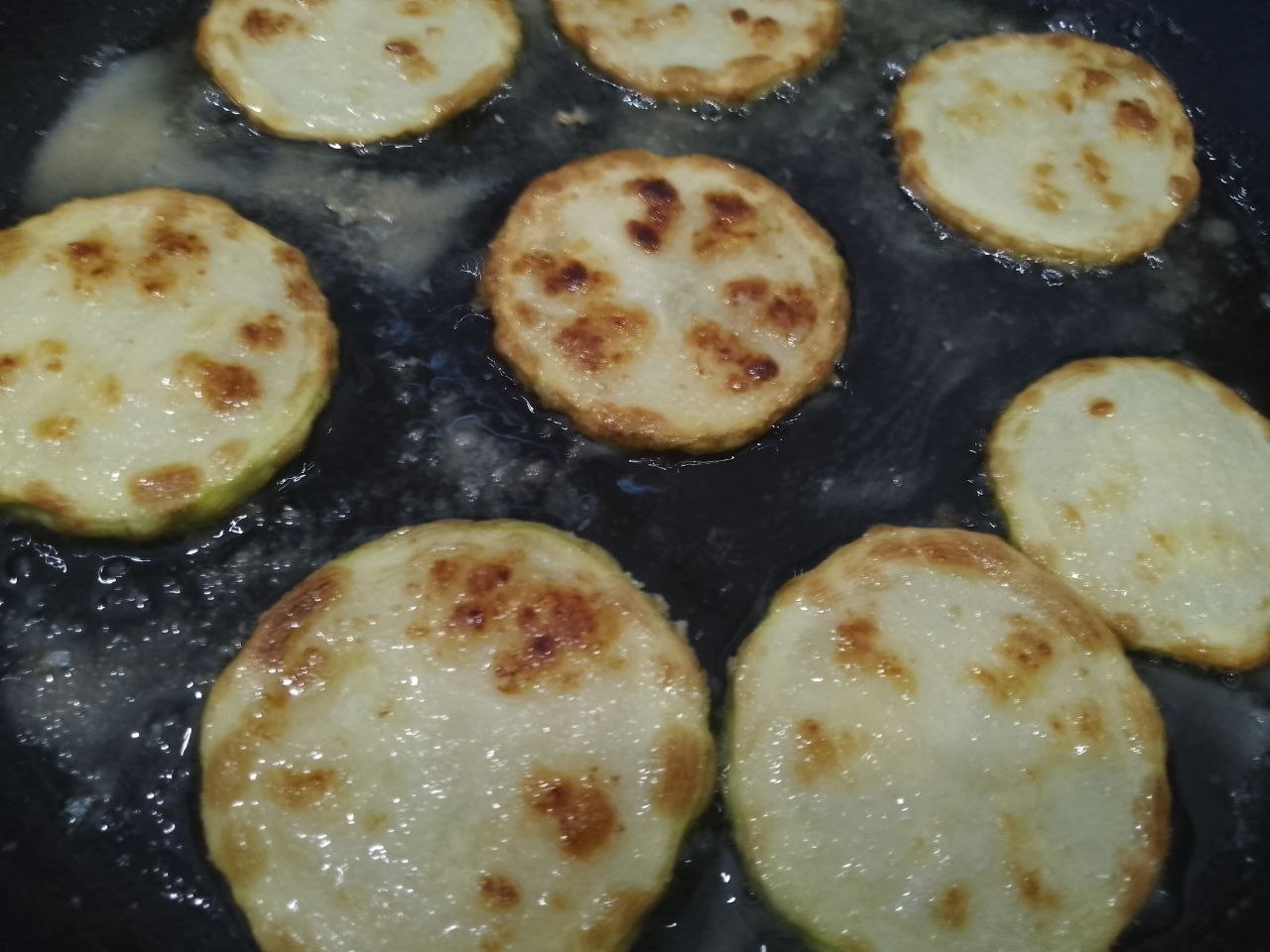 Кабачки жареные с чесноком, майонезом и укропом: Разогреваем сковороду с растительным маслом, укладываем кабачки и на небольшом огне обжариваем с двух сторон